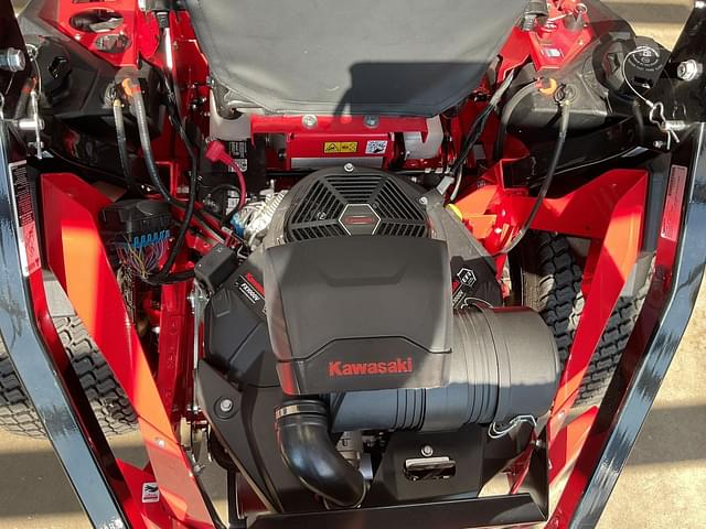 Image of Gravely Pro-Turn 600 equipment image 4