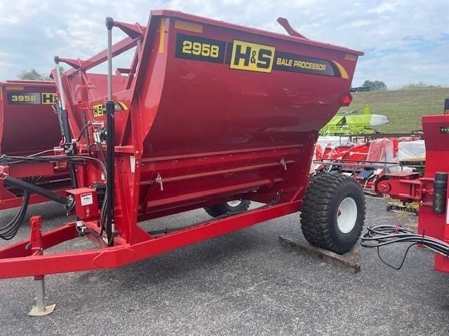 2024 H&S 2958 Equipment Image0