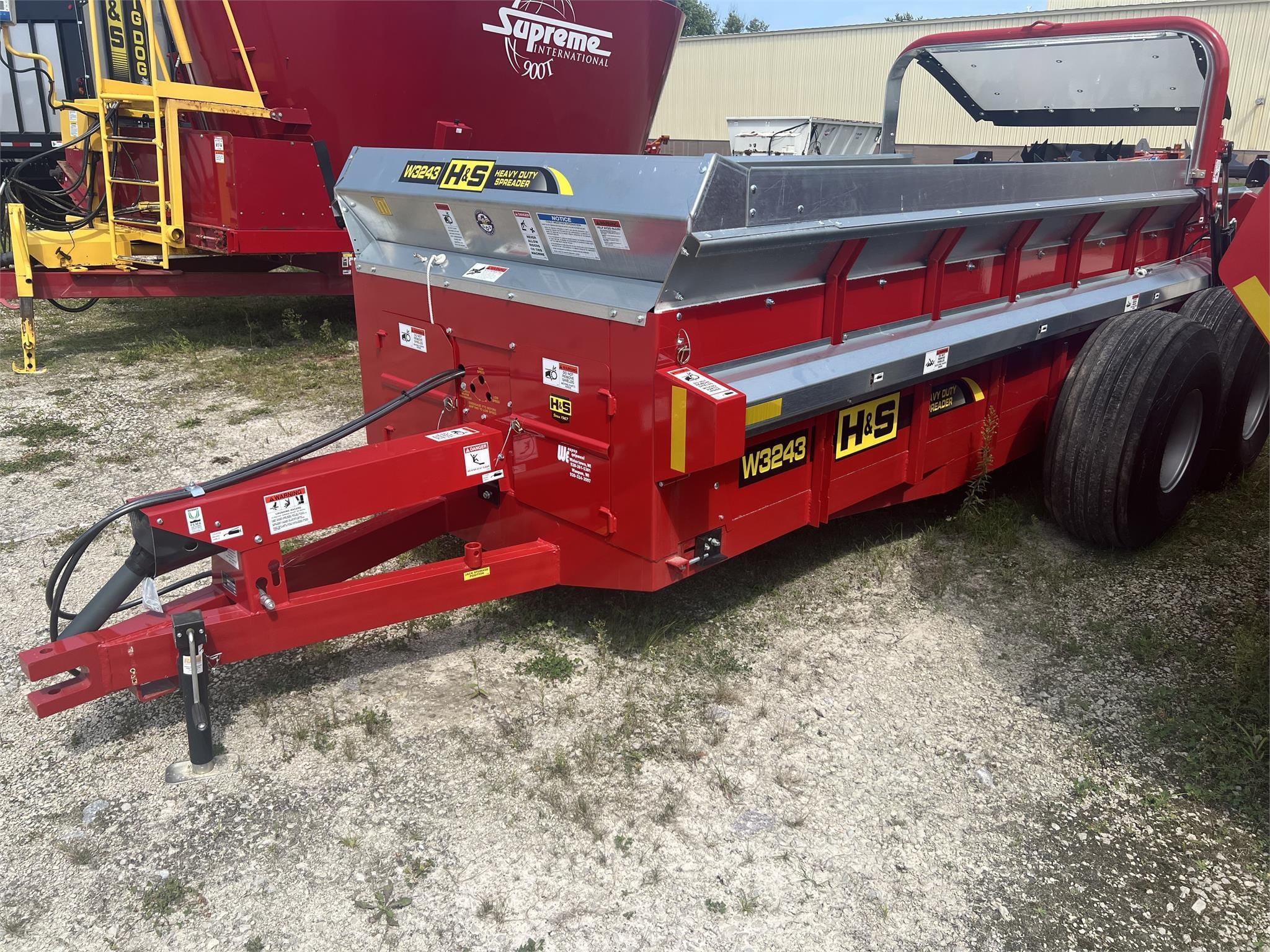 2024 H&S 3243 Equipment Image0