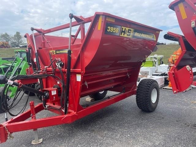 2024 H&S 3958 Equipment Image0