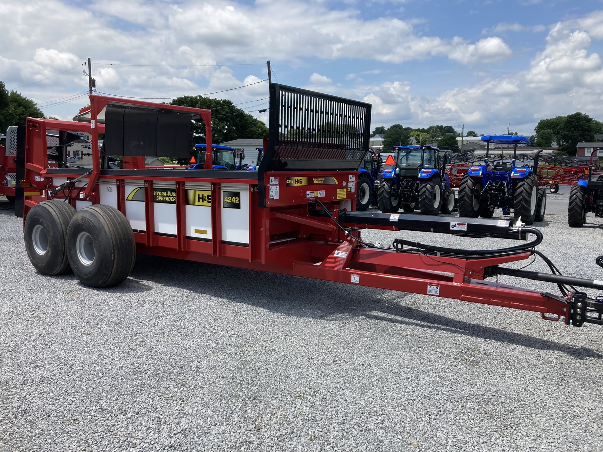 2024 H&S 4242 Equipment Image0