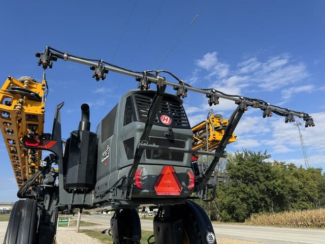Image of Hagie STS12 equipment image 4