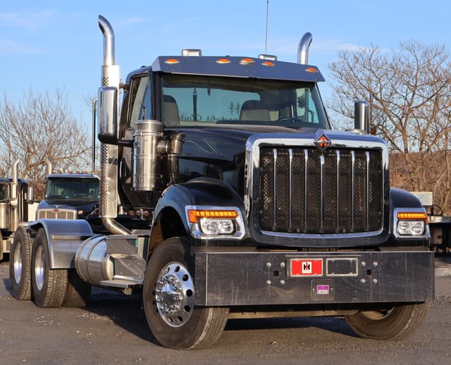 Image of International HX520 equipment image 1