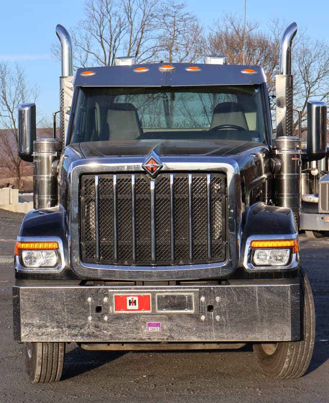 Image of International HX520 equipment image 2