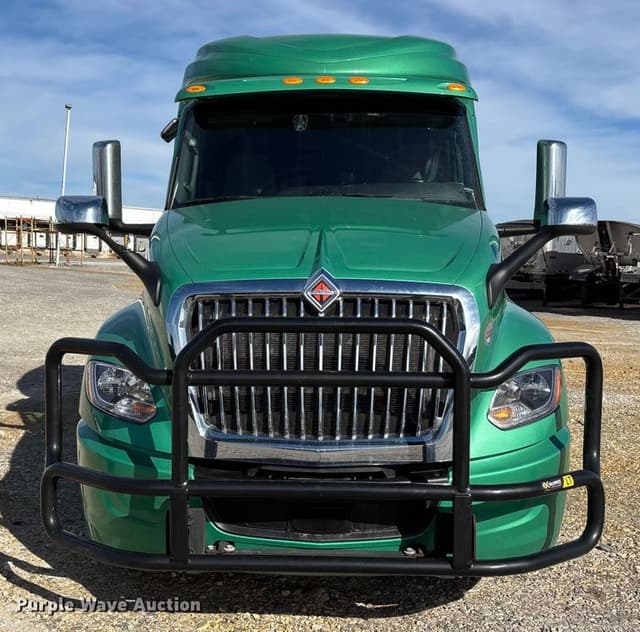 Image of International LT625 equipment image 1