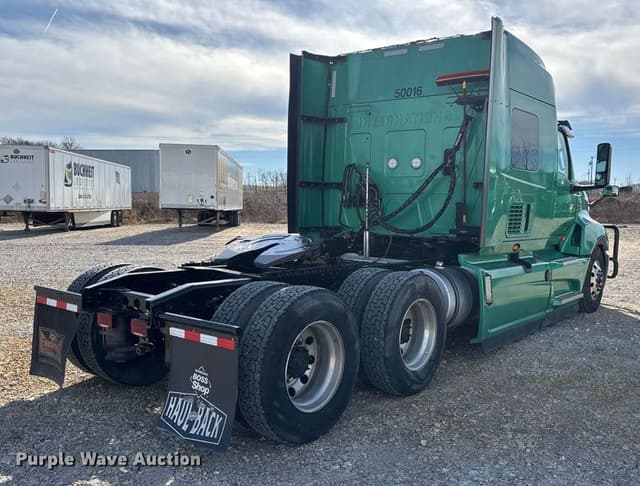 Image of International LT625 equipment image 4