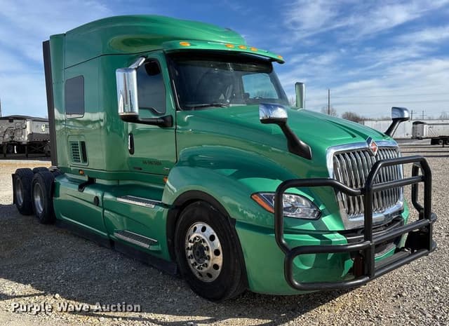 Image of International LT625 equipment image 2