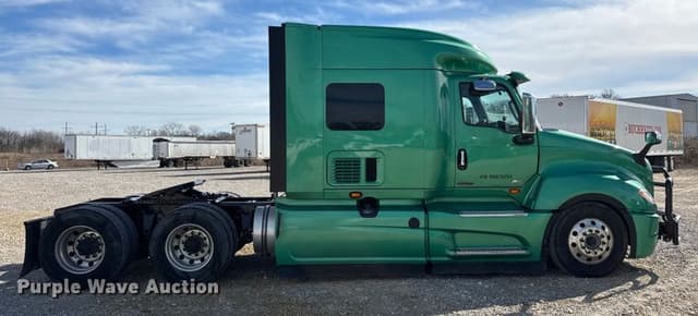 Image of International LT625 equipment image 3