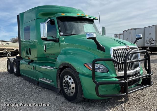 Image of International LT625 equipment image 2