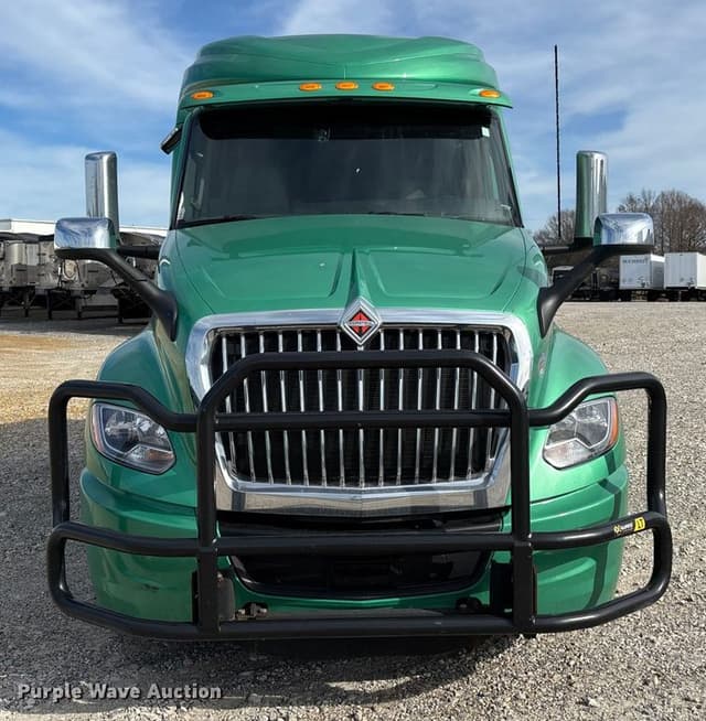 Image of International LT625 equipment image 1