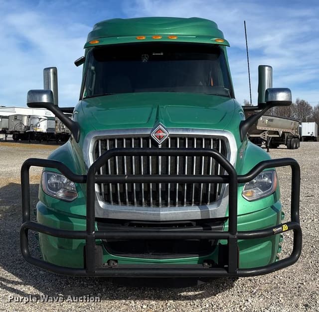 Image of International LT625 equipment image 1