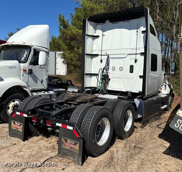 Image of International LT625 equipment image 3
