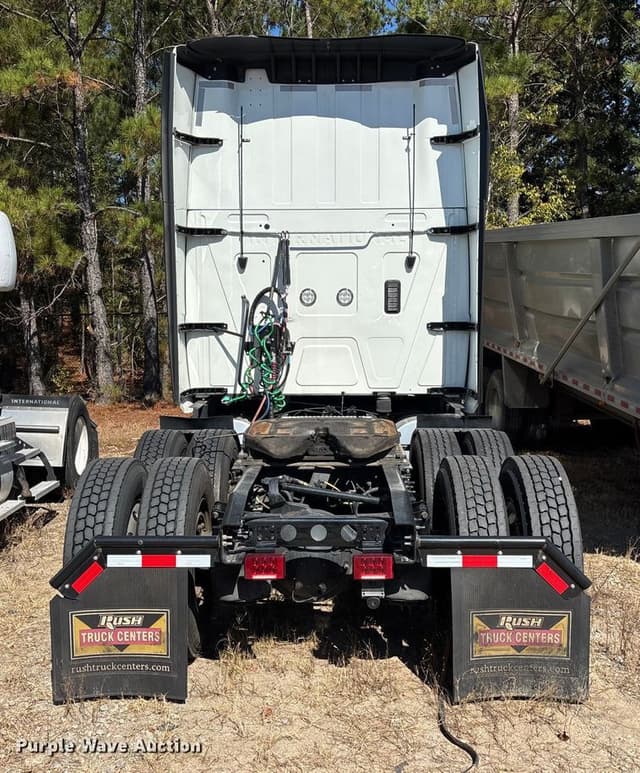 Image of International LT625 equipment image 4