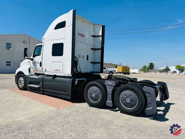 Image of International LT625 equipment image 2