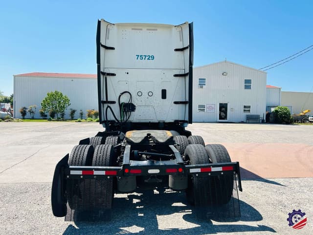 Image of International LT625 equipment image 3