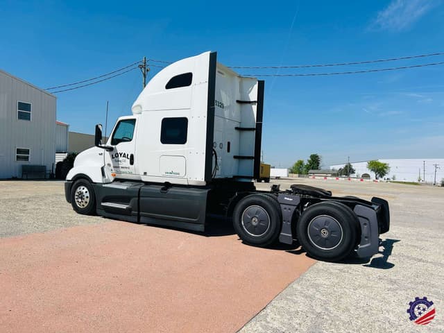 Image of International LT625 equipment image 2