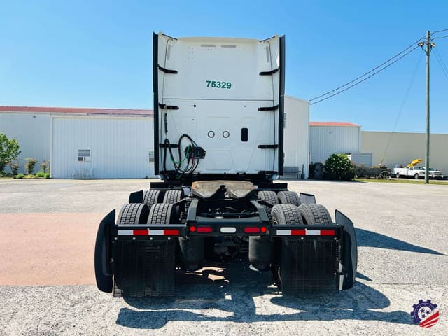 Image of International LT625 equipment image 3