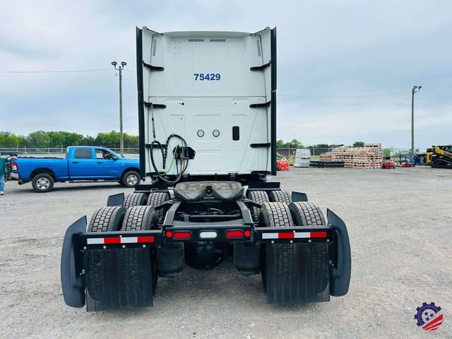 Image of International LT625 equipment image 3