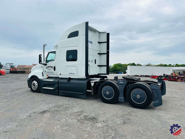 Image of International LT625 equipment image 4