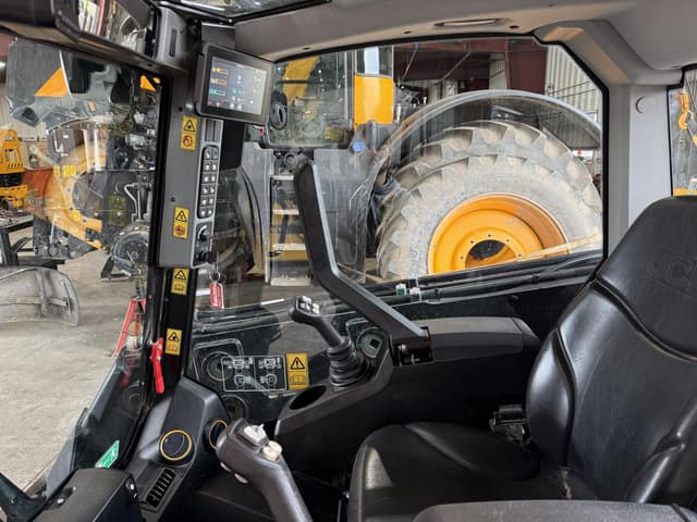 Image of JCB 3TS-8T equipment image 1