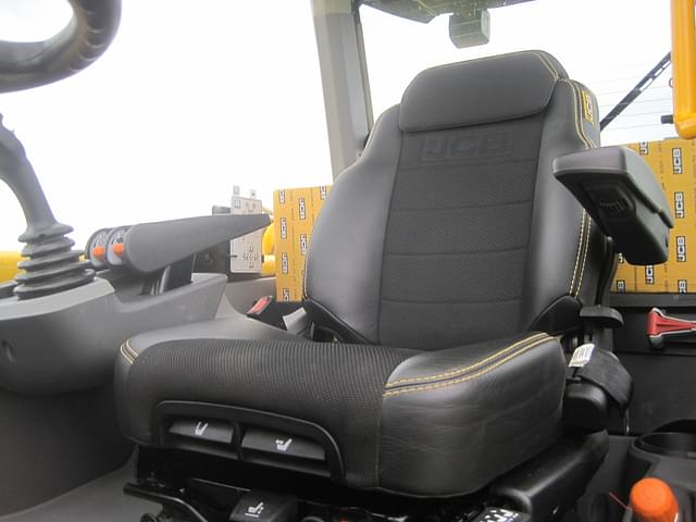 Image of JCB 560-80 Agri XTRA equipment image 1