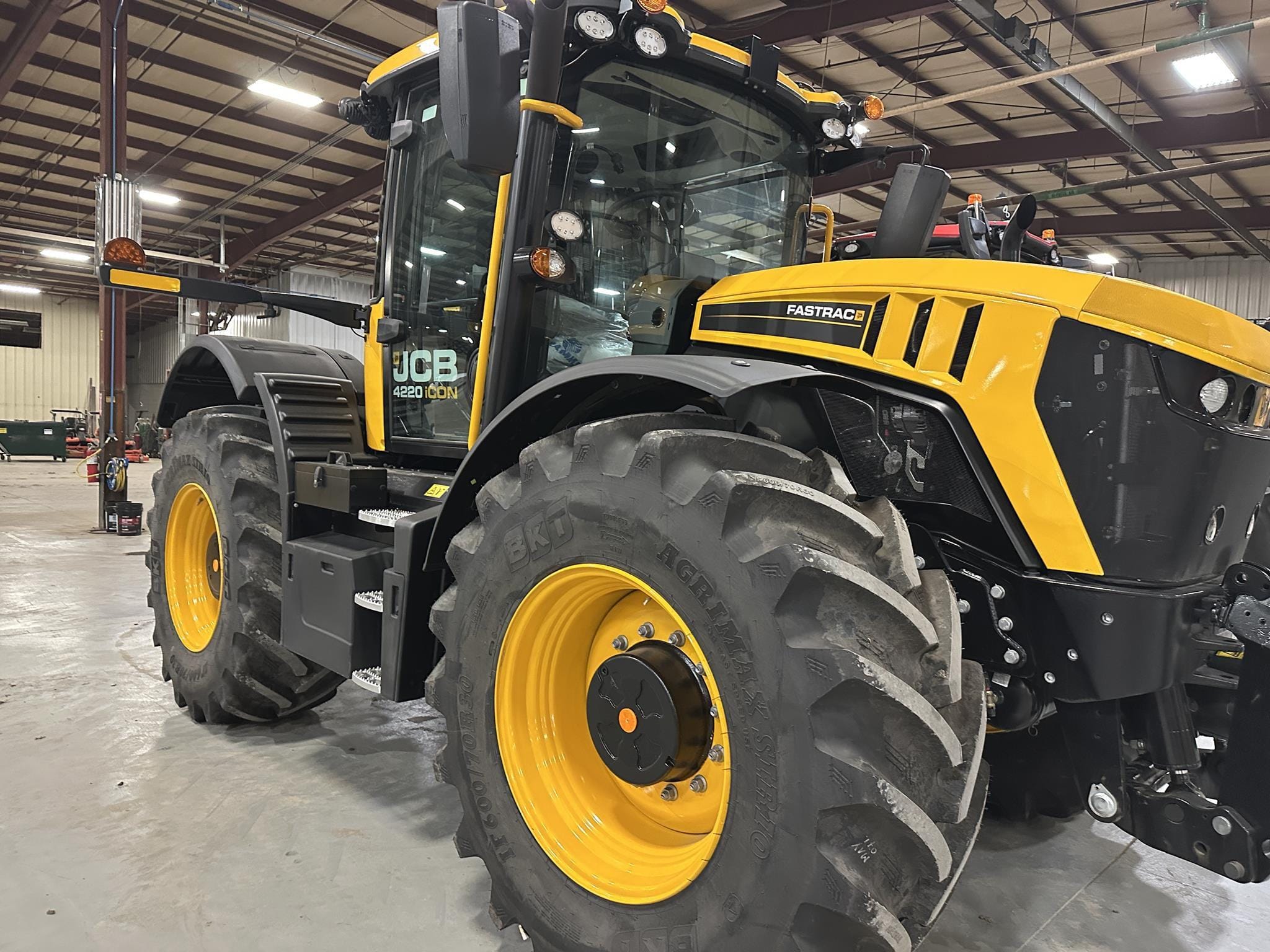 2024 JCB Fastrac 4220 Equipment Image0