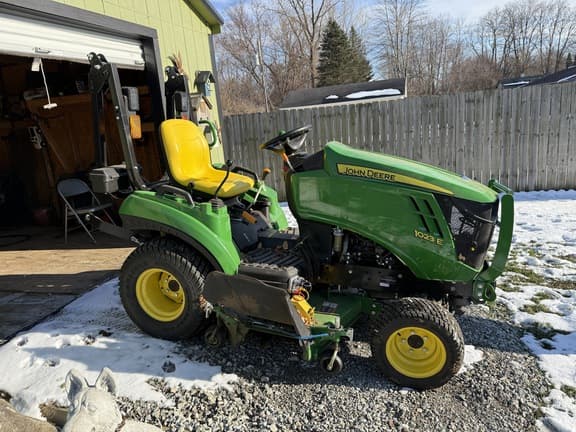 Image of John Deere 1023E equipment image 3