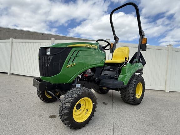 Image of John Deere 1023E equipment image 3