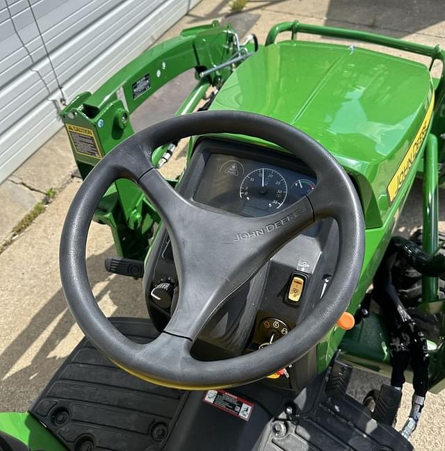 Image of John Deere 1025R equipment image 4