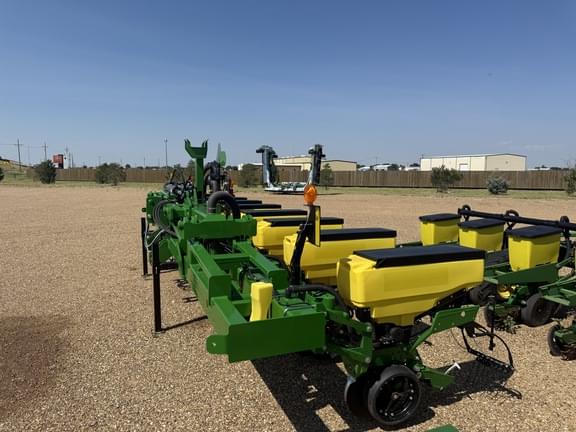Image of John Deere 1705 Primary image