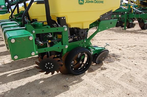 Image of John Deere 1725 equipment image 3