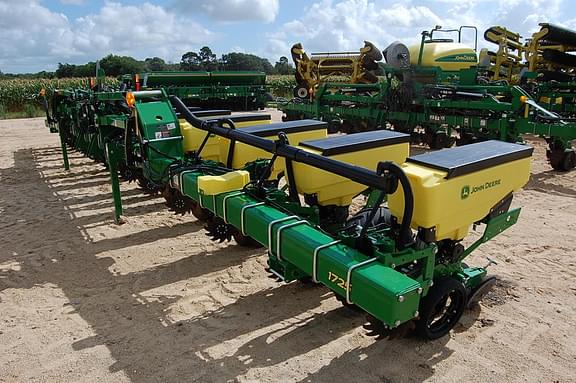 Image of John Deere 1725 equipment image 4