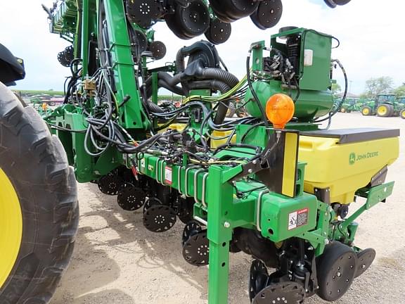 Image of John Deere 1725 equipment image 4