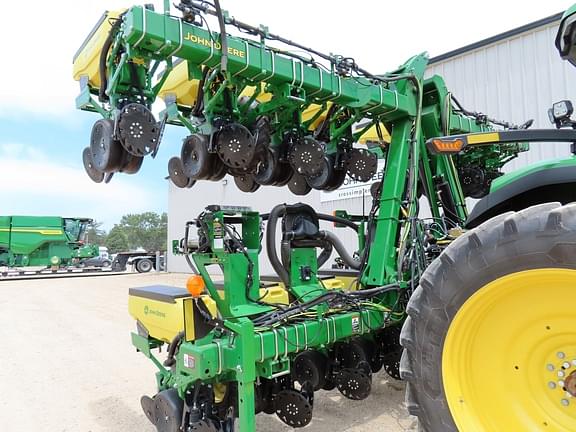 Image of John Deere 1725 equipment image 1