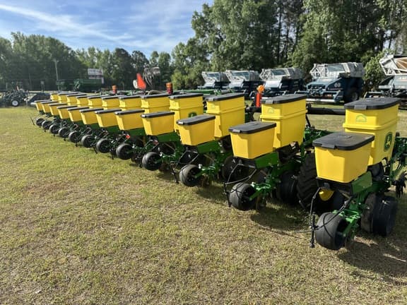 Image of John Deere 1725 equipment image 1