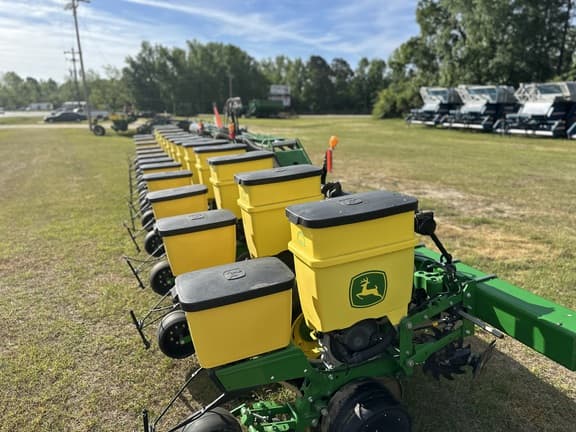 Image of John Deere 1725 equipment image 2