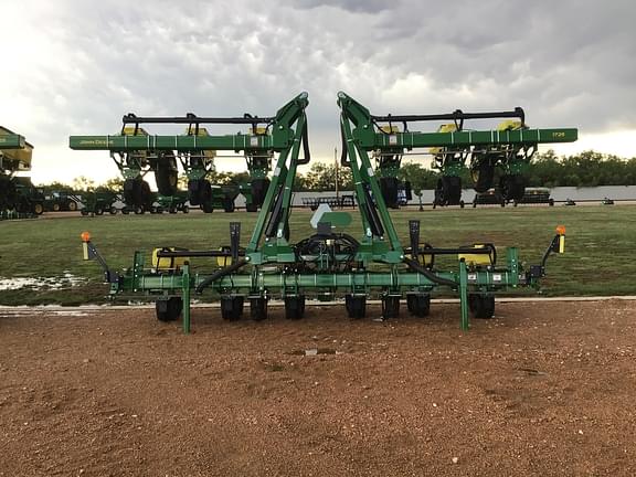 Image of John Deere 1725 Primary image