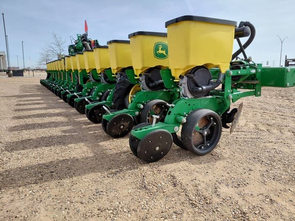 Image of John Deere 1725 equipment image 4