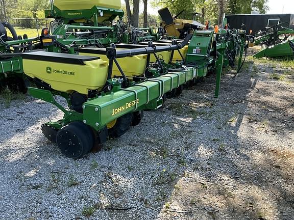 Image of John Deere 1725 equipment image 3