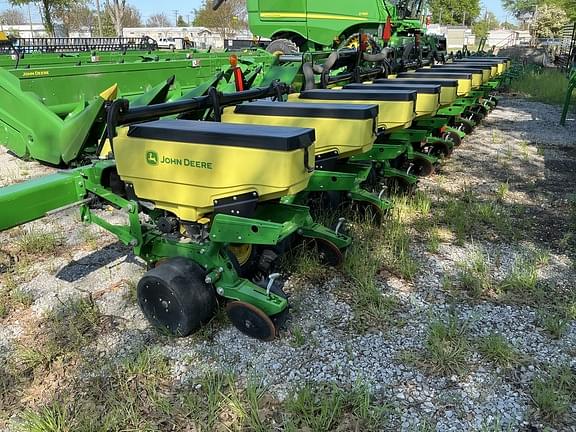 Image of John Deere 1725 equipment image 1