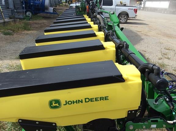 Image of John Deere 1725 equipment image 1