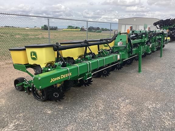 Image of John Deere 1725 equipment image 2
