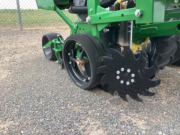 Image of John Deere 1725 equipment image 1