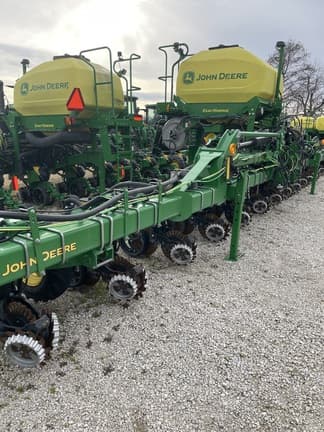 Image of John Deere 1725C equipment image 2