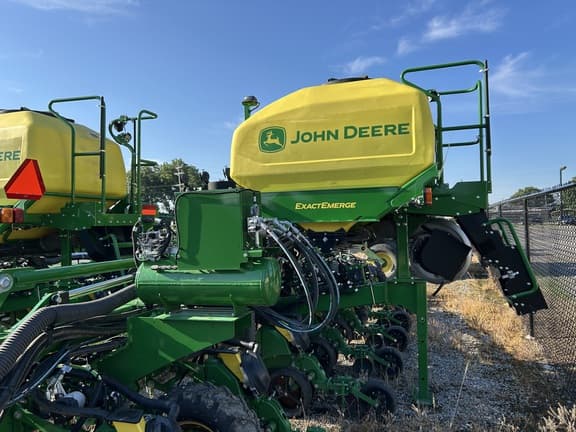 Image of John Deere 1725C equipment image 3