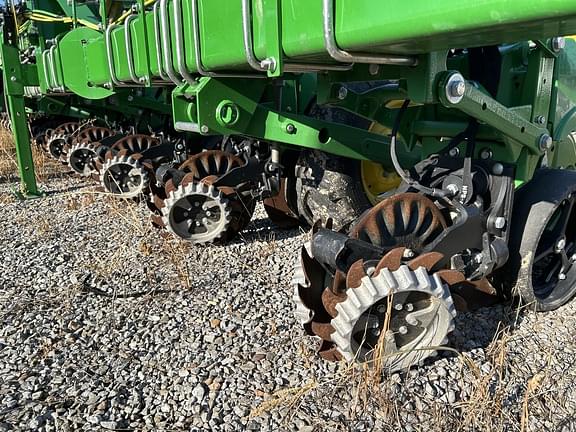Image of John Deere 1725C equipment image 3