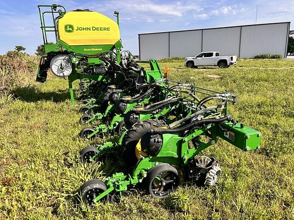 Image of John Deere 1725C equipment image 3