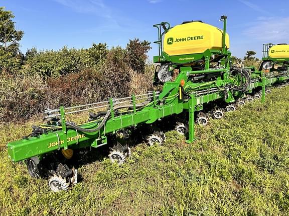Image of John Deere 1725C equipment image 2