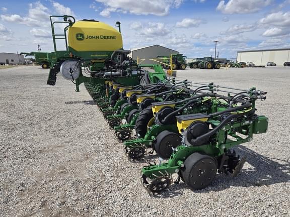 Image of John Deere 1725 equipment image 3