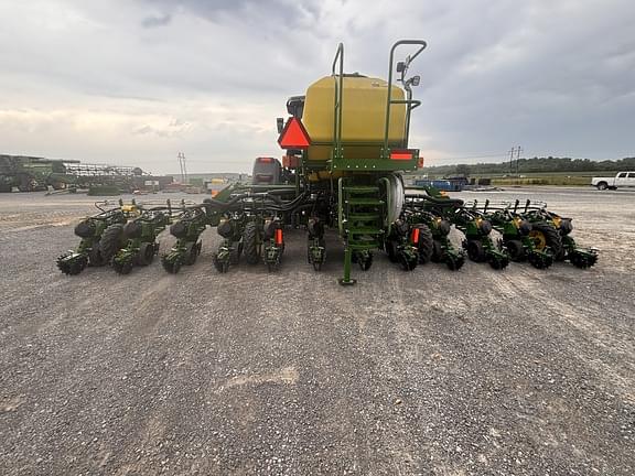 Image of John Deere 1725 equipment image 1